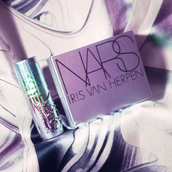 PÓ COMPACTO NARS LIGHT REFLECTING PRISMATIC